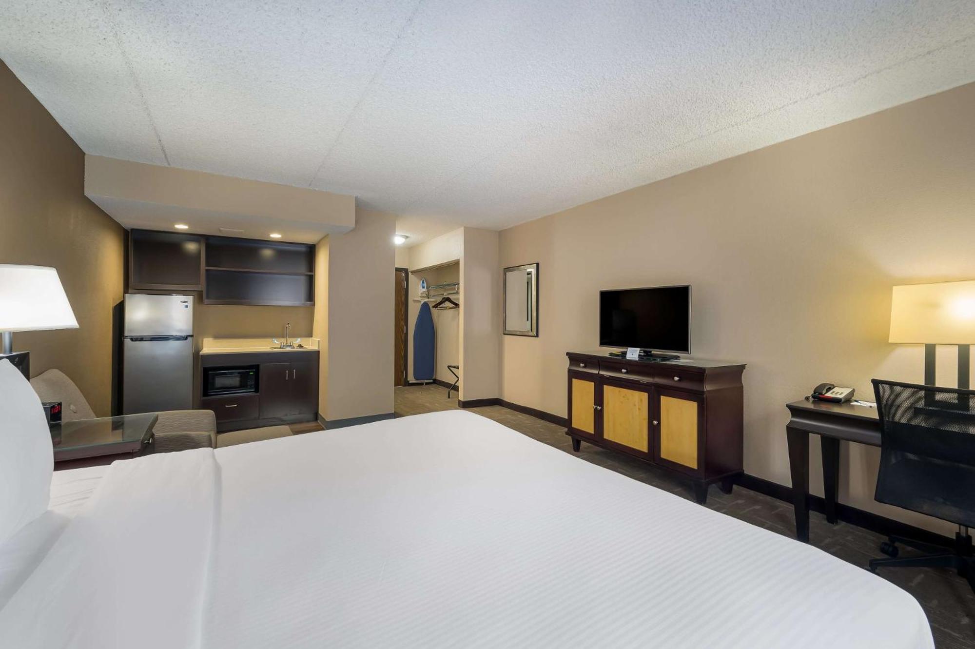 Best Western Detroit リボーニア エクステリア 写真